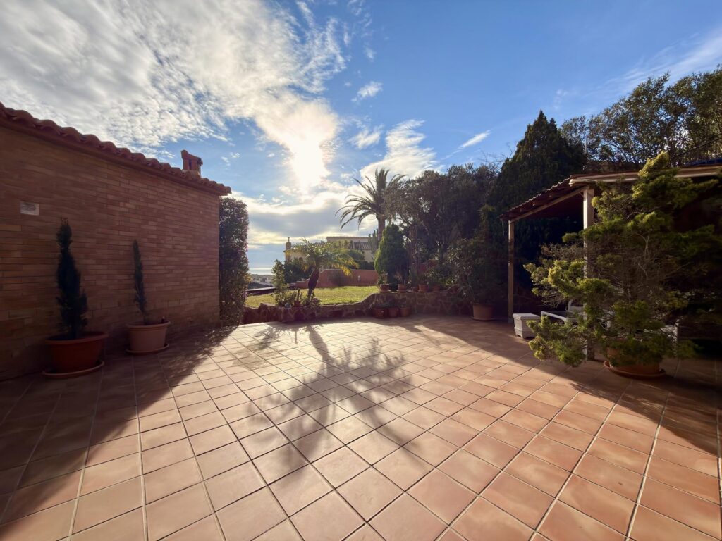 Cumbre del Sol: a Mediterranean-style villa with a swimming pool and sea views - 9