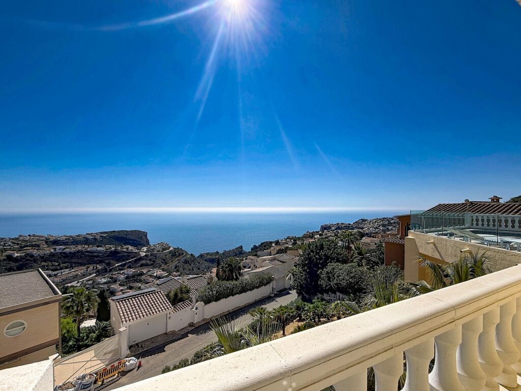 Cumbre del Sol villa renovated with spectacular sea views - 40
