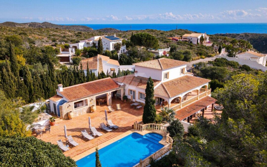 Cumbre del Sol impresionante villa con piscina privada y vistas al mar