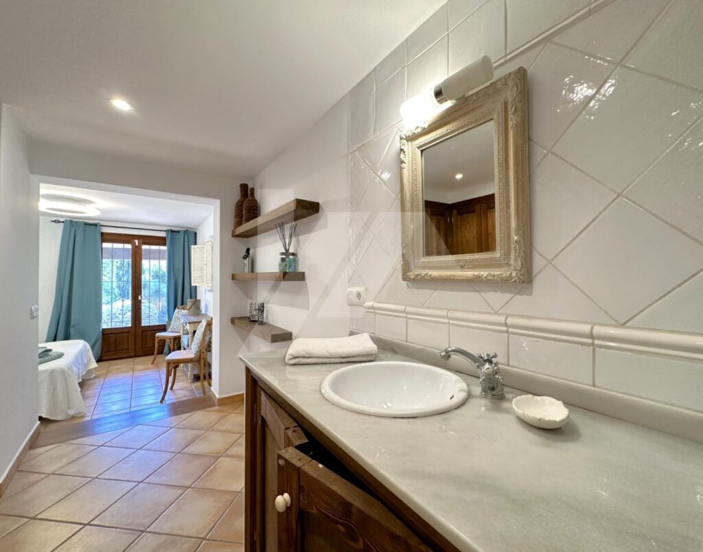 Stunning villa in Cumbre del Sol with private pool and sea views 35