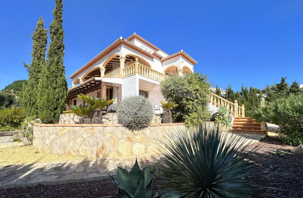 Stunning villa in Cumbre del Sol with private pool and sea views 59
