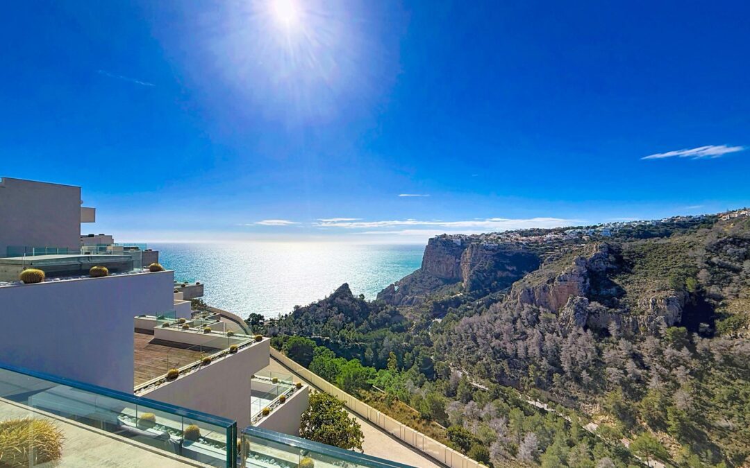 Cumbre del Sol ático moderno de lujo con vistas a los acantilados y el mar