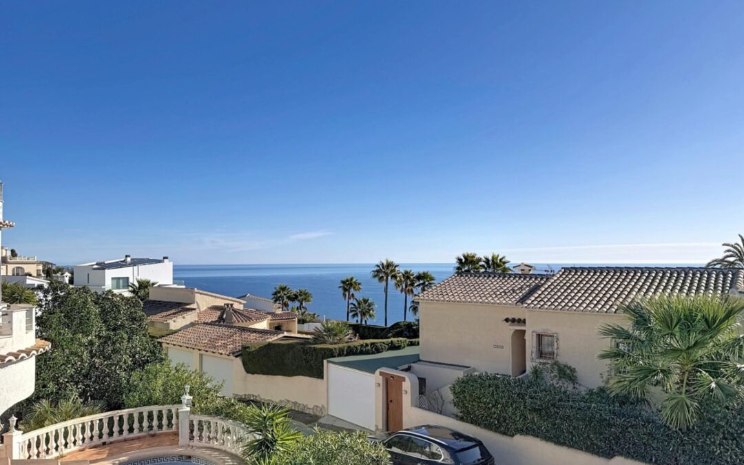 Cumbre del Sol Villa con vistas al mar y piscina comunitaria