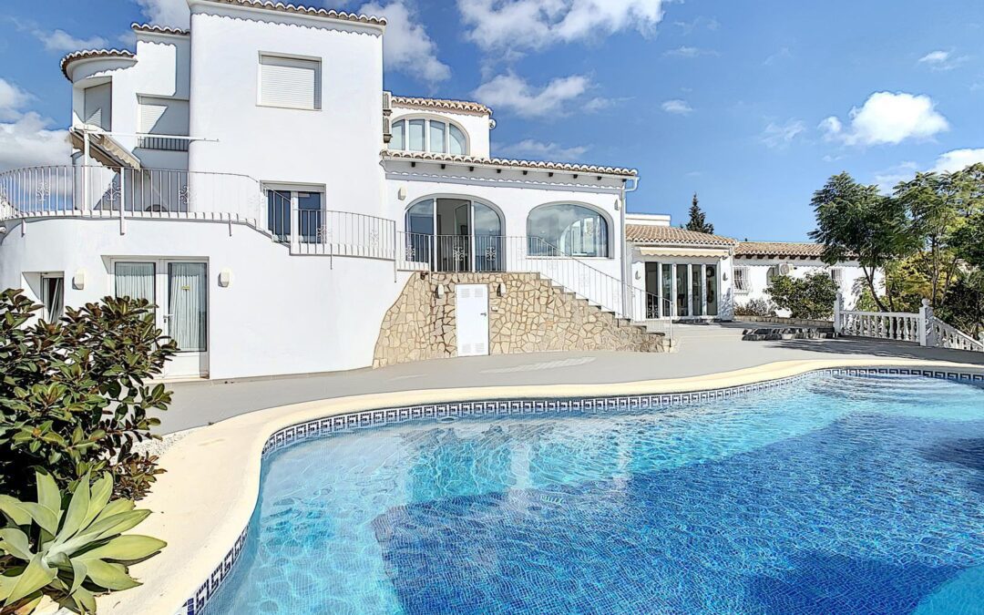 Cumbre del Sol villa renovada con vistas al mar