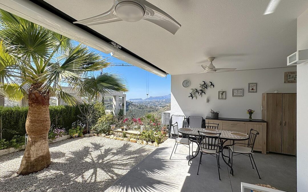 Cumbre del Sol apartamento moderno con jardín privado en Montecala Gardens