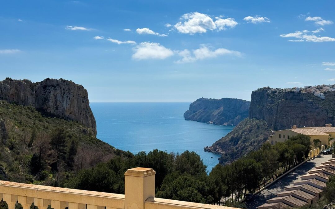 Cumbre del Sol villa con vistas al mar y los acantilados