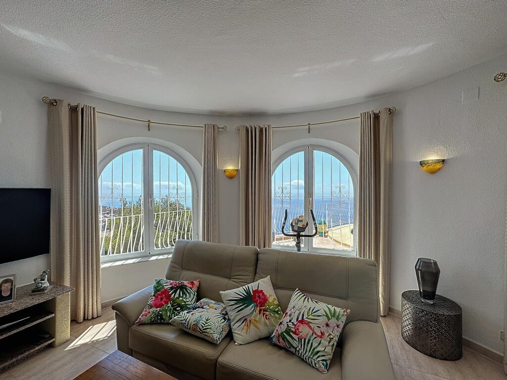 Cumbre del Sol villa with spectacular sea views 6