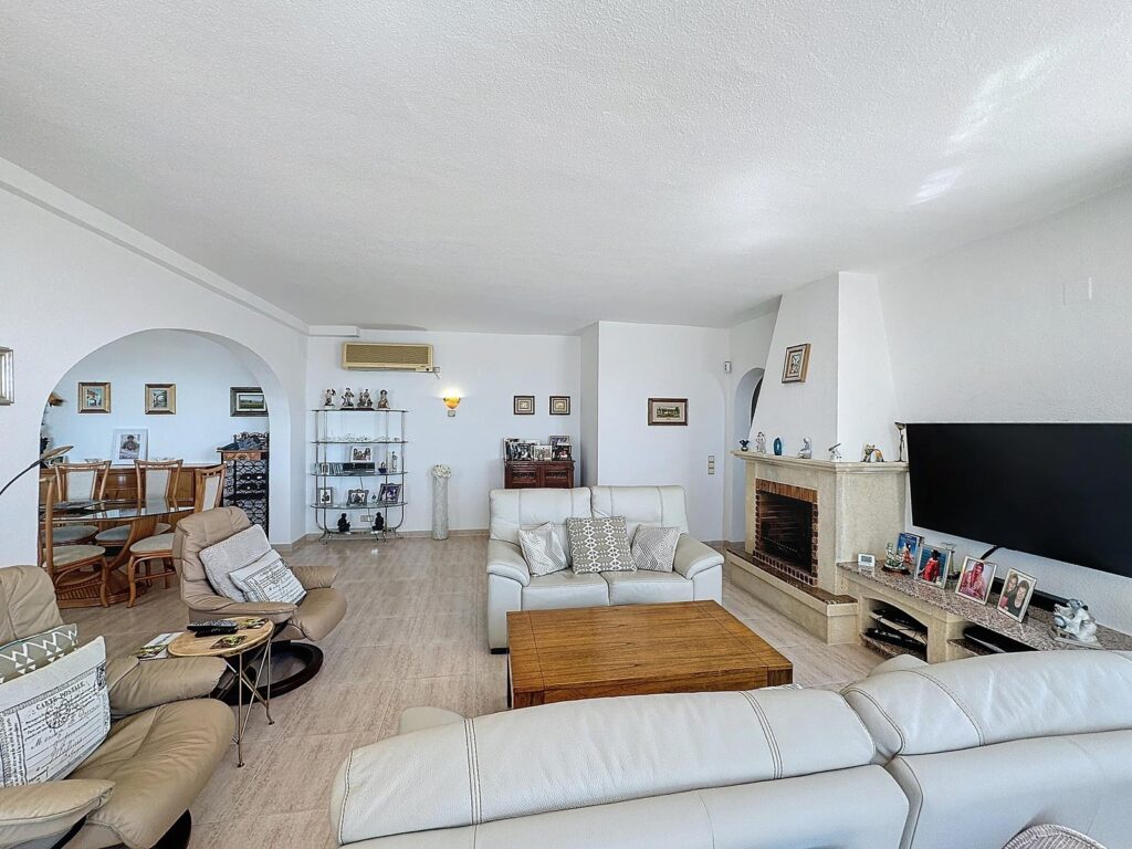 Cumbre del Sol villa with spectacular sea views 36
