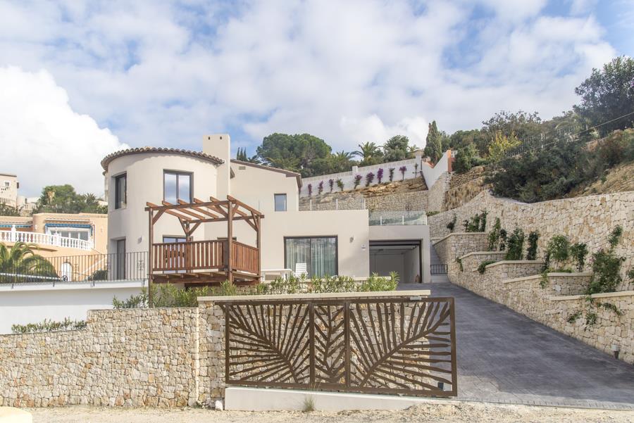 Villa reformada con piscina privada y garaje