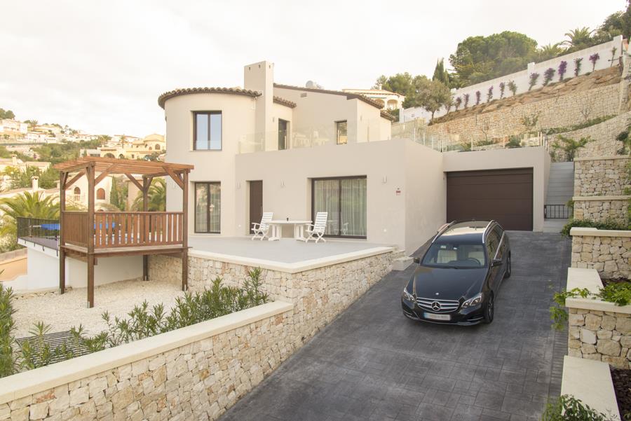 Renovated villa with private pool and garage 3
