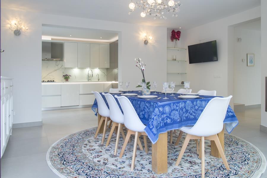 Renovated villa with private pool and garage 9