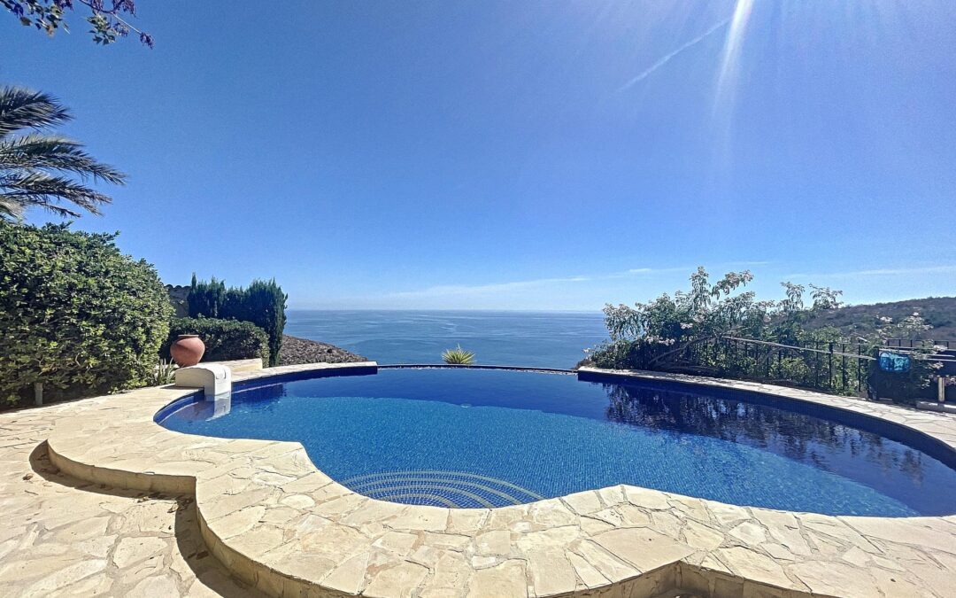 Villa en primera línea con vistas al mar