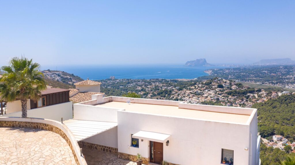 Modern villa with panoramic views 1