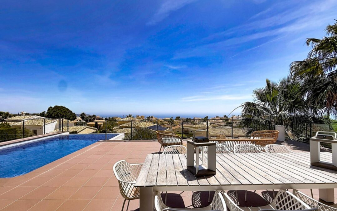 Villa contemporánea con vistas al mar y piscina desbordante privada en Residencial Magnolias, Cumbre del Sol