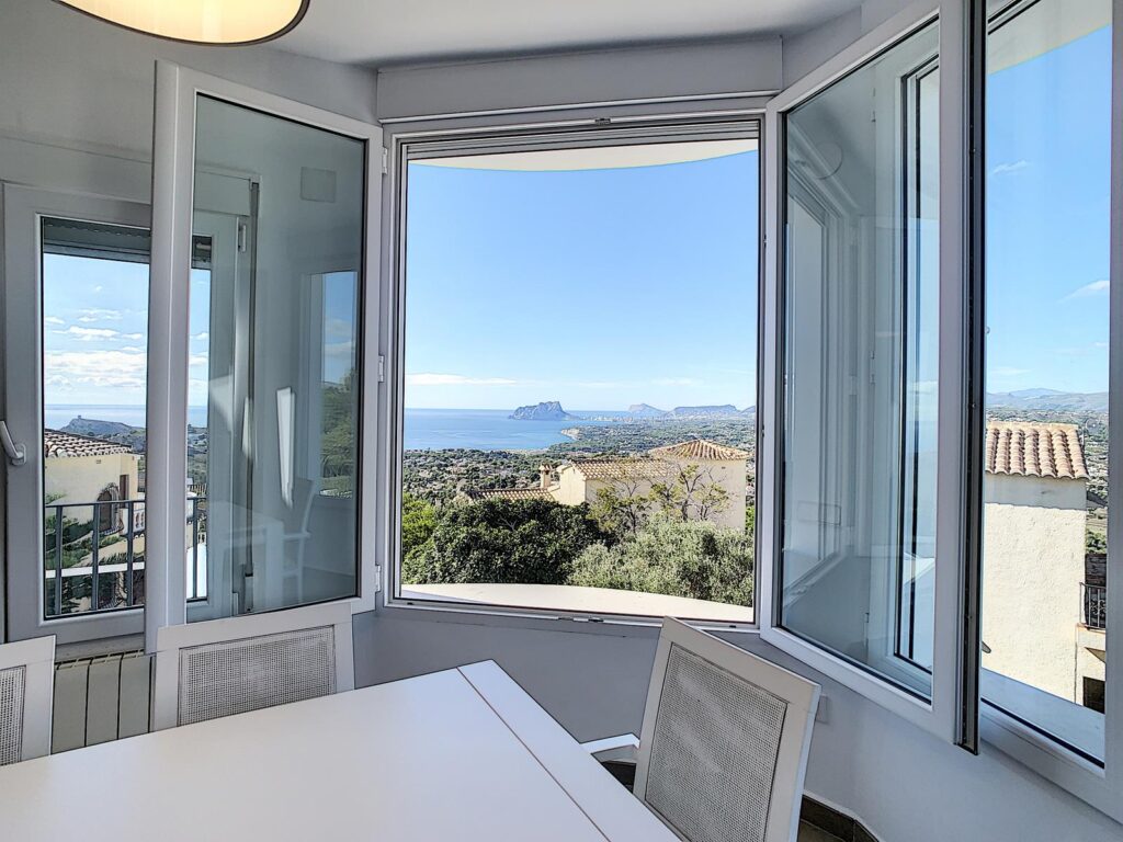Cumbre del Sol villa renovated with sea views 28