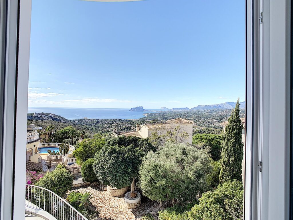 Cumbre del Sol villa renovated with sea views 35