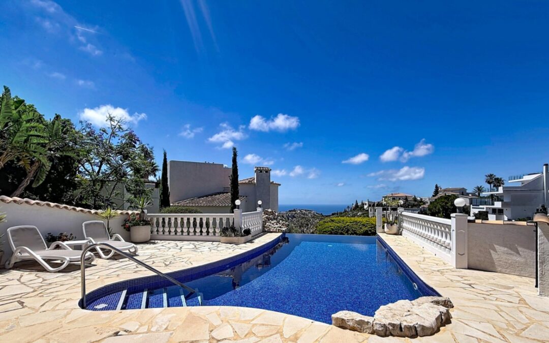 Villa independiente con vistas al mar y piscina climatizada Kalmias Cumbre del Sol Costa Blanca Norte